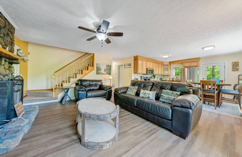 Huddleston House | Lakefront Home with Hot Tub