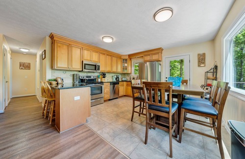 Huddleston House | Lakefront Home with Hot Tub
