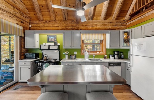 Kabletown Cabin | Lakefront Log Cabin w/Dreamy Waterfront Patio!