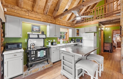 Kabletown Cabin | Lakefront Log Cabin w/Dreamy Waterfront Patio!