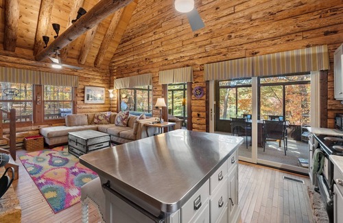 Kabletown Cabin | Lakefront Log Cabin w/Dreamy Waterfront Patio!