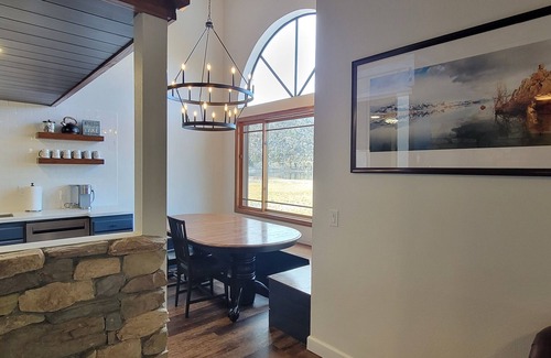 June Lake Apartment | Lakefront Mountain Retreat, Lake views, Newly Renovated, Dogs Welcome