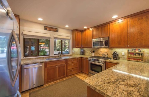 Tahoe Sierra Estates House | Lakefront|Pool|Pier|Bouys|Pickleball|Walk to town