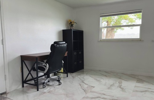 Lakeland House | Lakefront - Private Dock - Fast WiFi-Ample Parking