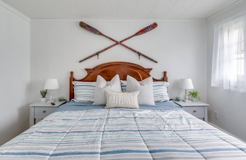 Limerick House | Lakefront relaxation with amazing sunsets, fishing and fun