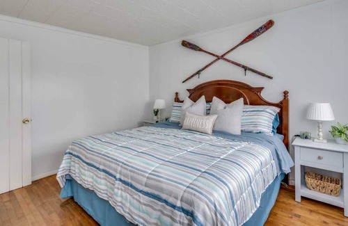 Limerick House | Lakefront relaxation with amazing sunsets, fishing and fun