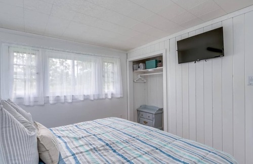 Limerick House | Lakefront relaxation with amazing sunsets, fishing and fun