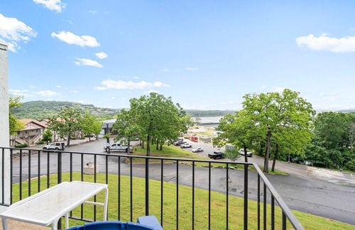 Indian Point Condo | Lakefront Retreat - 2 Queen Beds, Resort Pools & Private Balcony, Near SDC