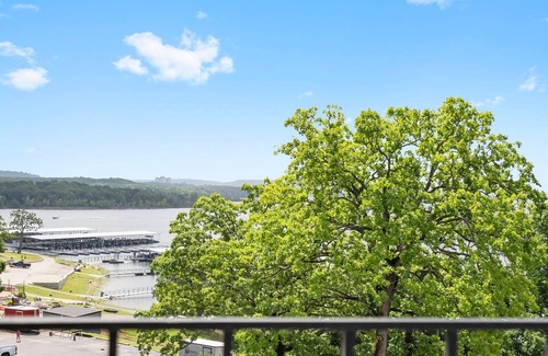 Indian Point Condo | Lakefront Retreat - 2 Queen Beds, Resort Pools & Private Balcony, Near SDC