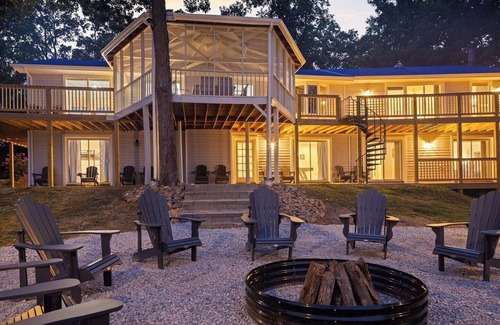 Almo House | Lakefront Retreat w/Pvt Dock, Game Room, Hot Tub, Kayaks