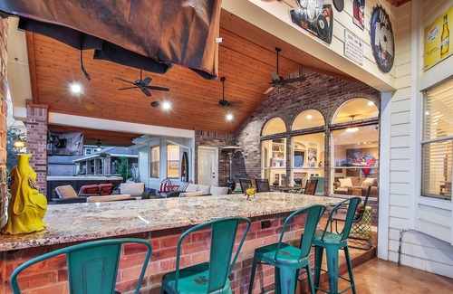 French Quarter House | LAKEFRONT/SWIM-SPA/COVERED BOAT LIFT/LAWN MAINTENANCE INCLUDED W 6 MTH RENTAL