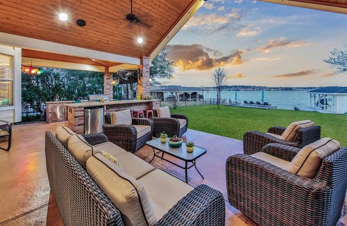 French Quarter House | LAKEFRONT/SWIM-SPA/COVERED BOAT LIFT/LAWN MAINTENANCE INCLUDED W 6 MTH RENTAL