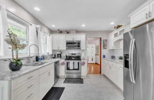 Orange House | Lakefront Villa on Lake Orange VAnThe first floorspace is blocked for cleaning n
