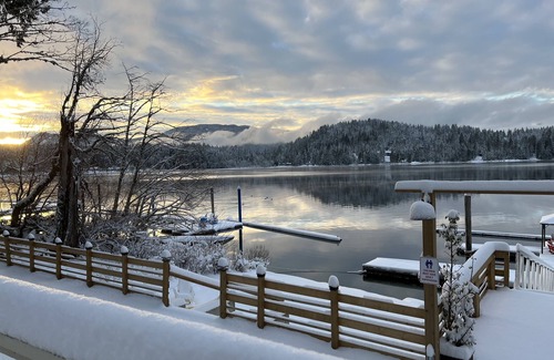 Youbou Cottage | LAKEFRONT -w- HOT TUB 100+yr Old Railway Cottage