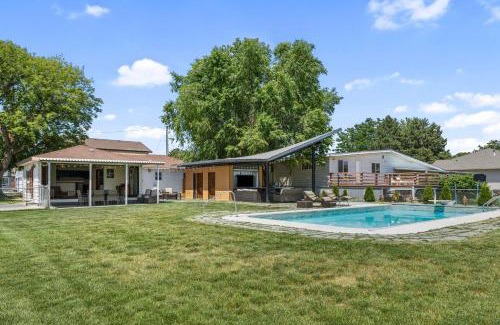 Moses Lake House | Lakefront Washington Home with Private Pool and Sauna