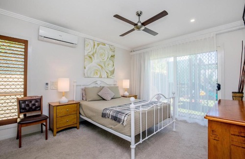 Varsity Lakes Apartment | Lakehouse Family Oasis by Getastay