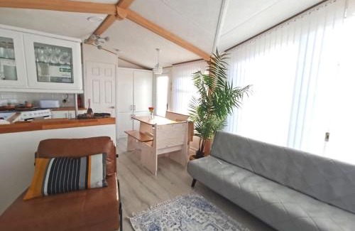 Overstone House | Lakes and woodlands hiking Overstone Holiday Park