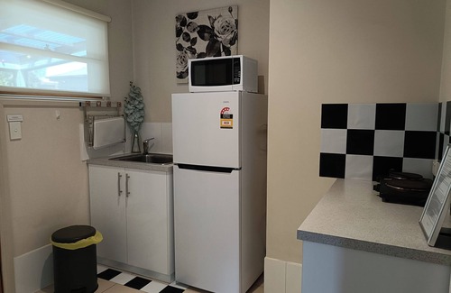 Lakes Entrance House | Lakes Guest House: Unit with private entrance sleeps 8