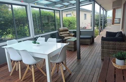 Lakes Entrance House | Lakes Guest House: Unit with private entrance sleeps 8