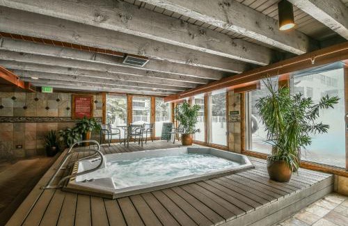 Lakeside Village House | Lakeside 1495 by SummitCove Lodging
