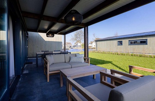 Delfstrahuizen House | Lakeside Bliss in Friesland