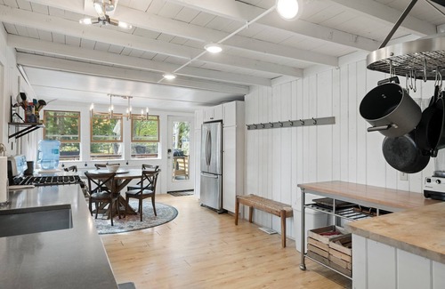 Mount Sunapee House | Lakeside Cabin, Perfect for Fall Foliage Viewing! Pet Friendly!