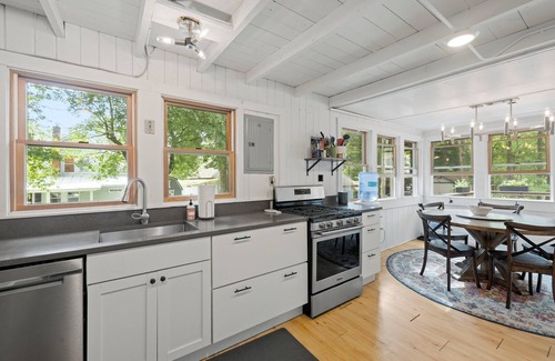 Mount Sunapee House | Lakeside Cabin, Perfect for Fall Foliage Viewing! Pet Friendly!