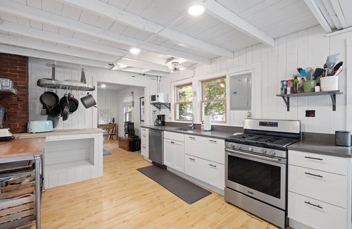 Mount Sunapee House | Lakeside Cabin, Perfect for Fall Foliage Viewing! Pet Friendly!