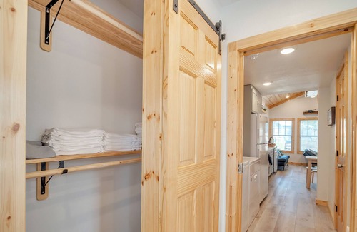Willis Cottage | Lakeside Comfy King Bed Cottage Getaway in Conroe!