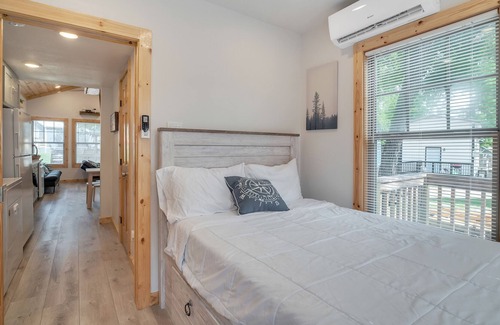Willis Cottage | Lakeside Comfy King Bed Cottage Getaway in Conroe!