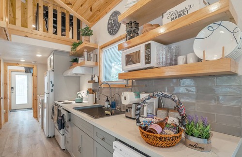 Willis Cottage | Lakeside Comfy King Bed Cottage Getaway in Conroe!