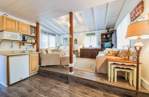 Fennville House | Lakeside Cottage - Right across of Westside County Park with lake access