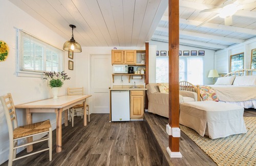 Fennville House | Lakeside Cottage - Right across of Westside County Park with lake access