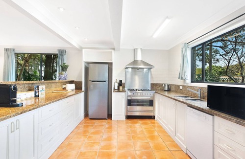 Long Jetty House | Lakeside Escape steps To The Lake and Beach