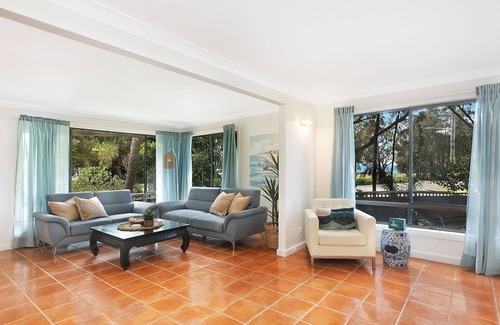 Long Jetty House | Lakeside Escape steps To The Lake and Beach