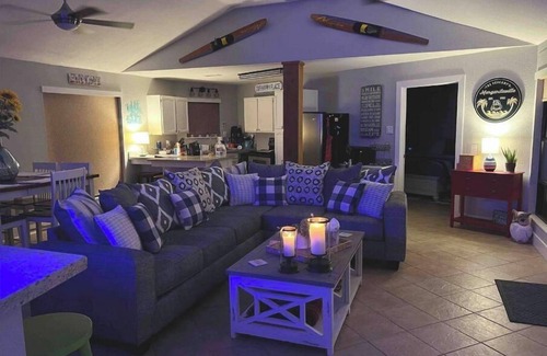 West Livingston House | ~ Lakeside Getaway In a Small Town ~