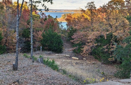 Kingston House | Lakeside Haven: Scenic Wooded Trail to Quiet Cove