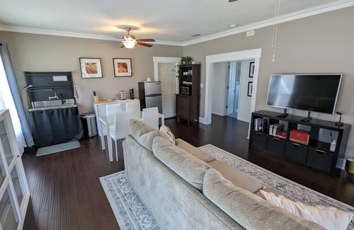 Lakeland Apartment | Lakeside historic home in the heart of Lakeland! Enjoy lake views from porch.