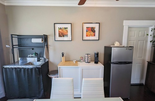 Lakeland Apartment | Lakeside historic home in the heart of Lakeland! Enjoy lake views from porch.