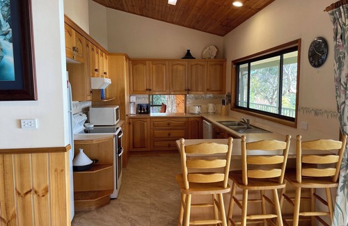 East Jindabyne House | Lakeside Home with views over Jindabyne to the Mountains