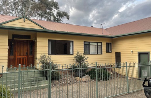 East Jindabyne House | Lakeside Home with views over Jindabyne to the Mountains