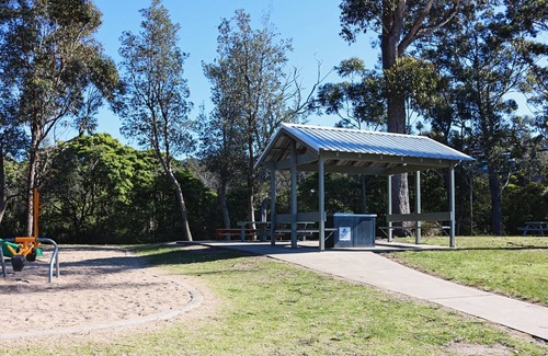 Eden House | Lakeside Living - 3 bedroom home on the lake -2+ nights