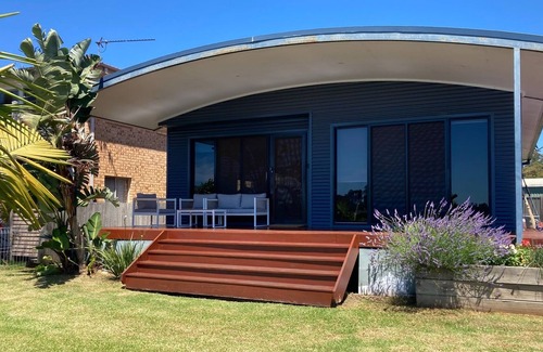 Eden House | Lakeside Living - 3 bedroom home on the lake -5+ nights