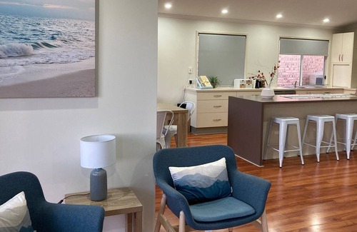 Eden House | Lakeside Living - 3 bedroom home on the lake -5+ nights