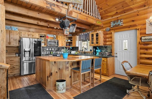 Siren House | Lakeside Log Cabin: 5BR Stunning Views & Game Room