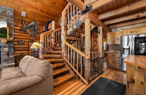 Siren House | Lakeside Log Cabin: 5BR Stunning Views & Game Room