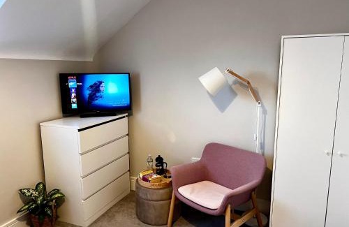 Reading Bed & Breakfast | Lakeside LUX bedroom with parking, M4 Jct 11, next to train station