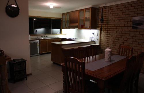 Lakes Entrance Hotel | Lakeside Motel Waterfront