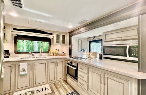Etoile House | "Lakeside Paradise: RV Sleeps 6 @Lake Sam Rayburn - The Perfect Getaway Awaits!"