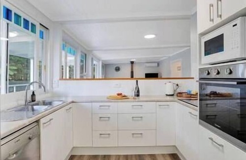 Booroobin House | Lakeside Retreat for 10 – Your Ultimate Getaway